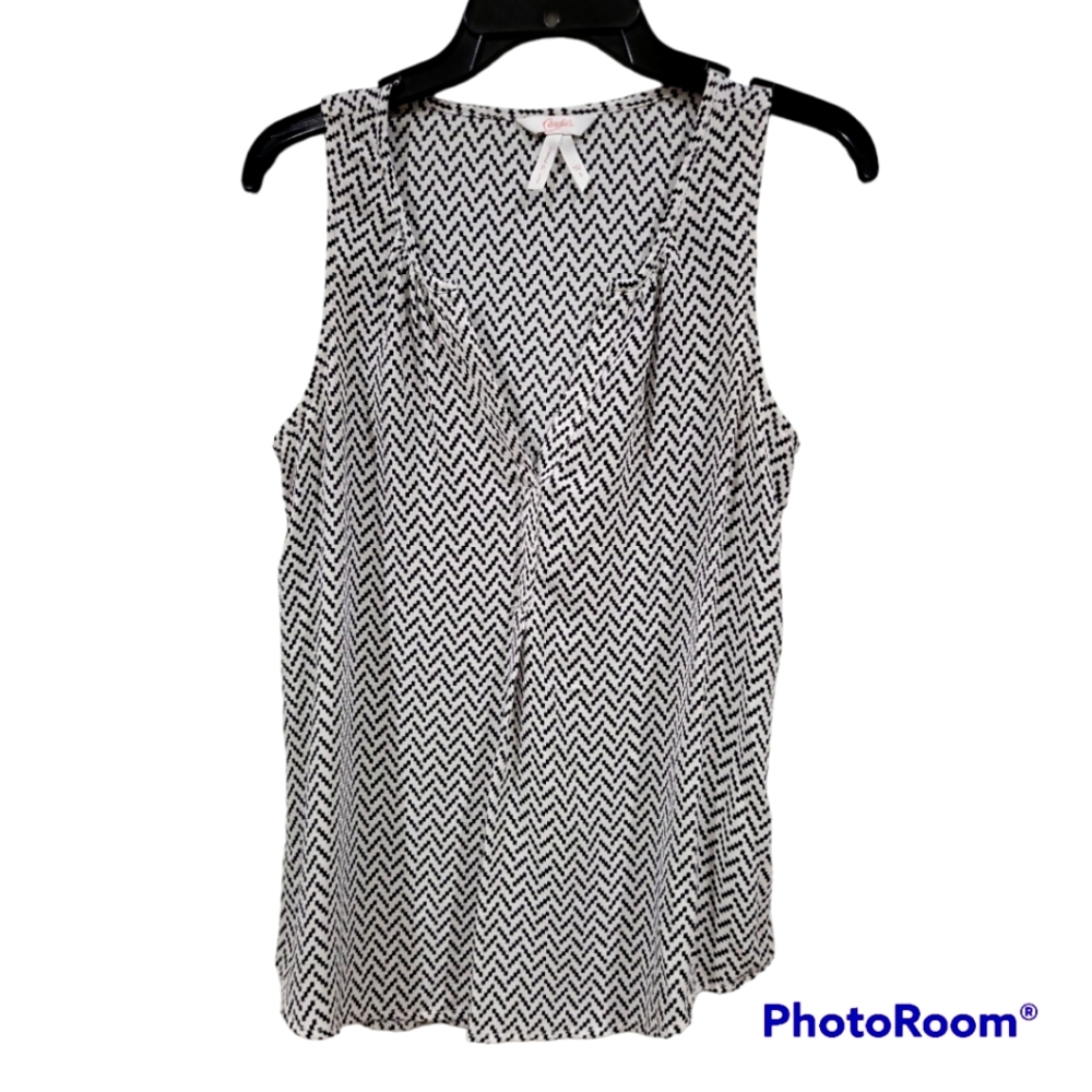 White with black diagonal diamond pattern tank top
